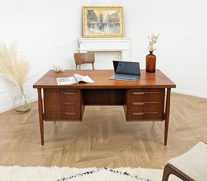 bureau vintage avec du parquet