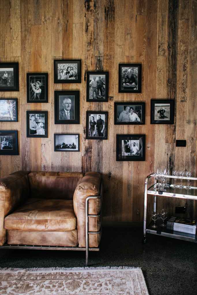 Fauteuil vintage et mur de photos